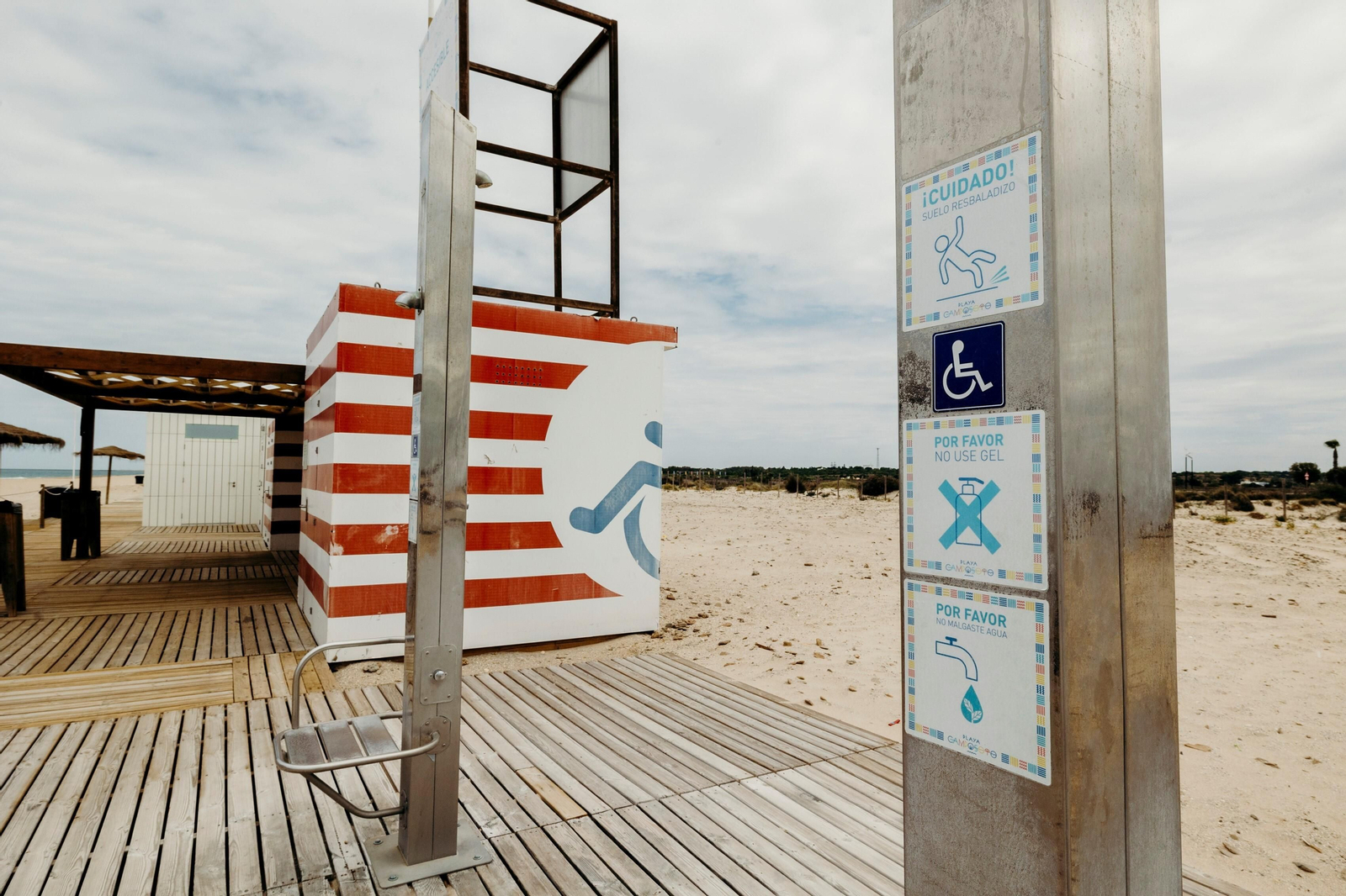 La playa de Camposoto en San Fernando, en imágenes