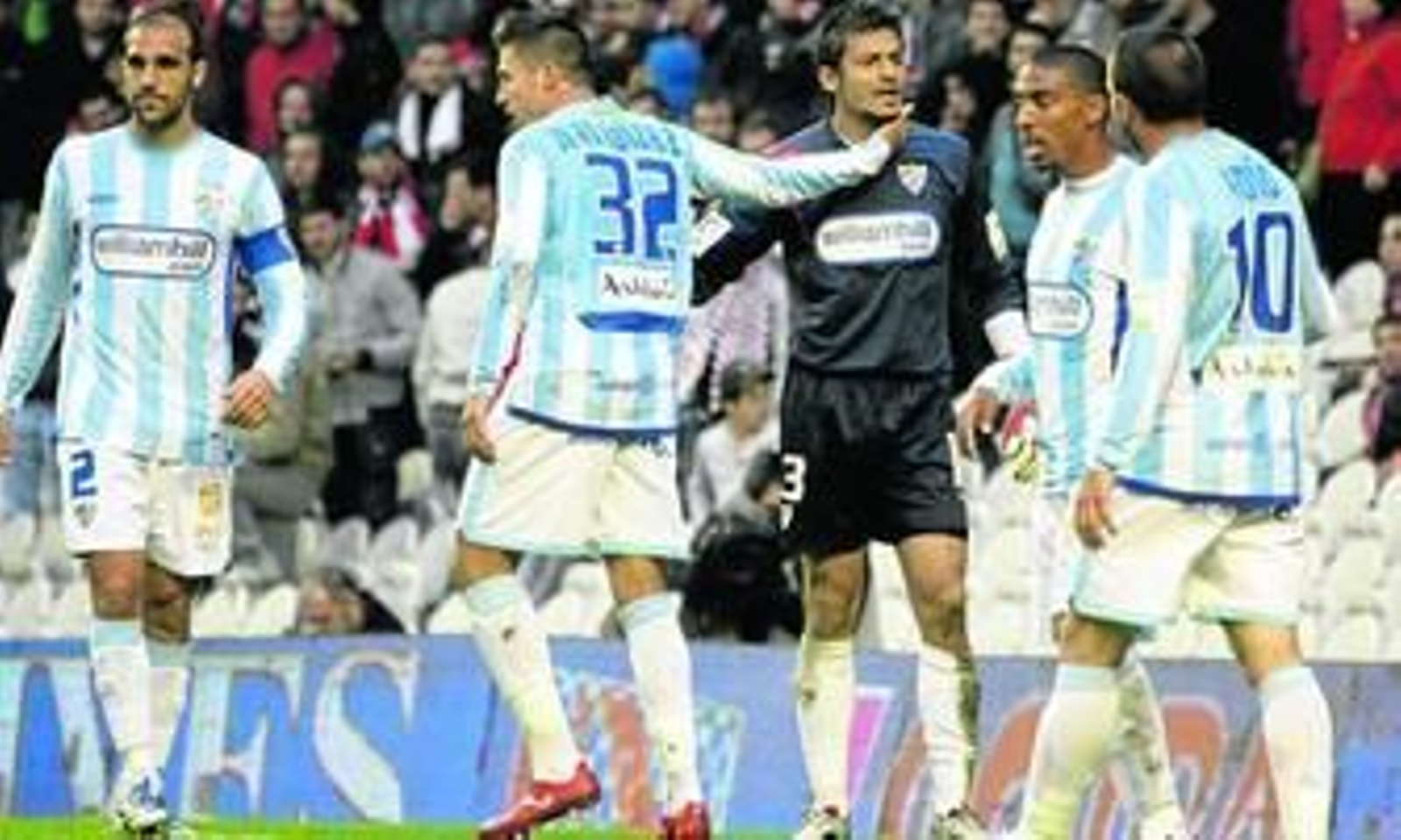 Iván y Munúa se dan ánimos ante Jesús Gámez, Mtiliga y Apoño, ayer en Bilbao. Iván y Munúa se dan ánimos ante Jesús Gámez, Mtiliga y Apoño, ayer en Bilbao.