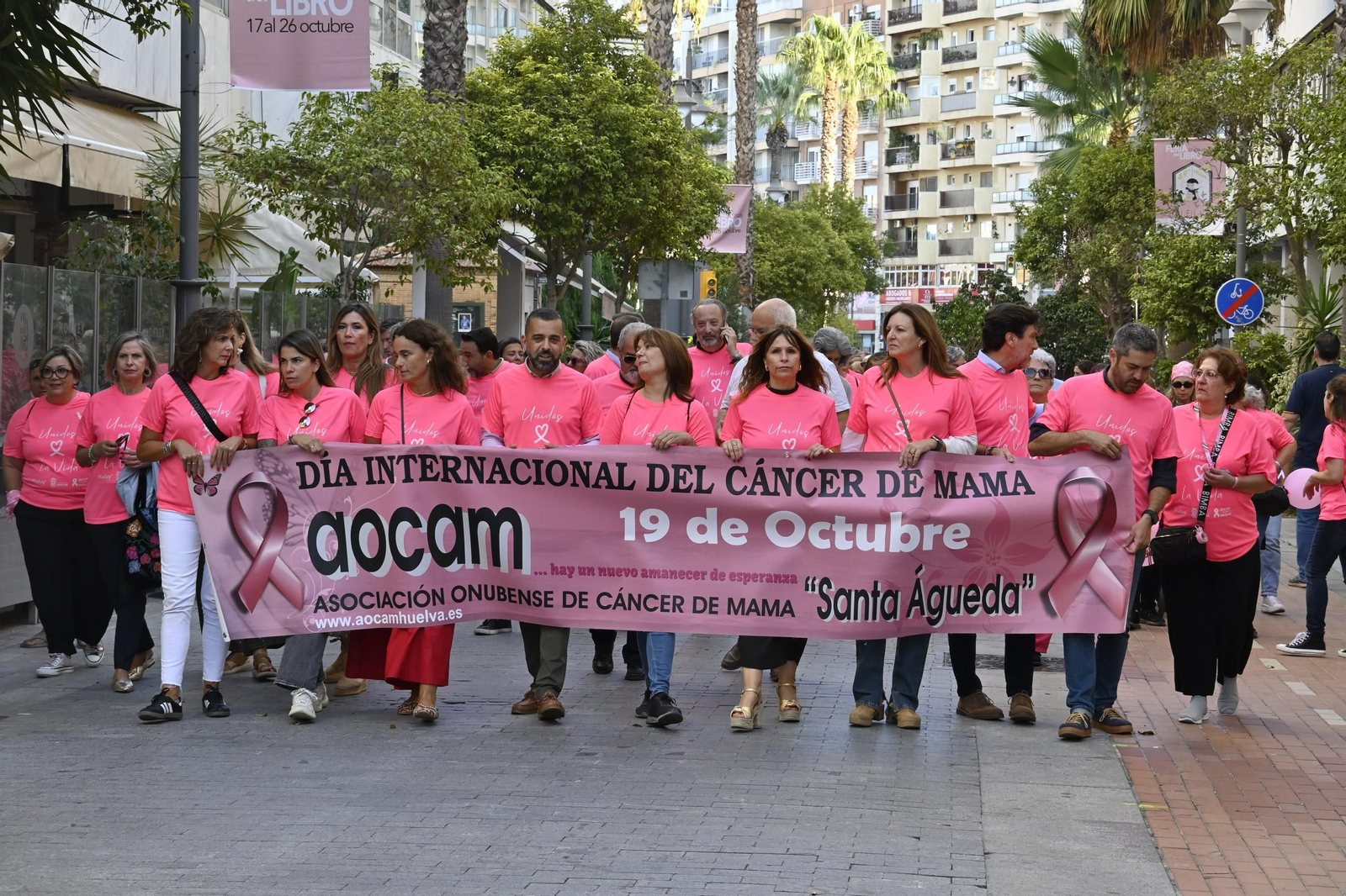 Cadena humana del día internacional del cáncer de mama