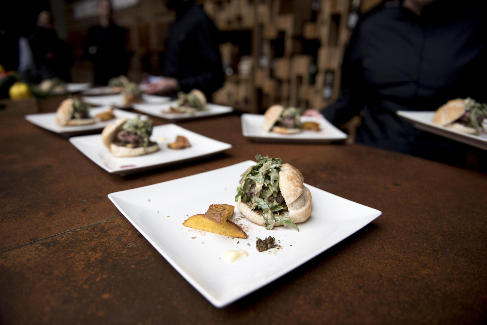 Imagen de archivo de varias tapas a la espera de ser llevadas a los comensales