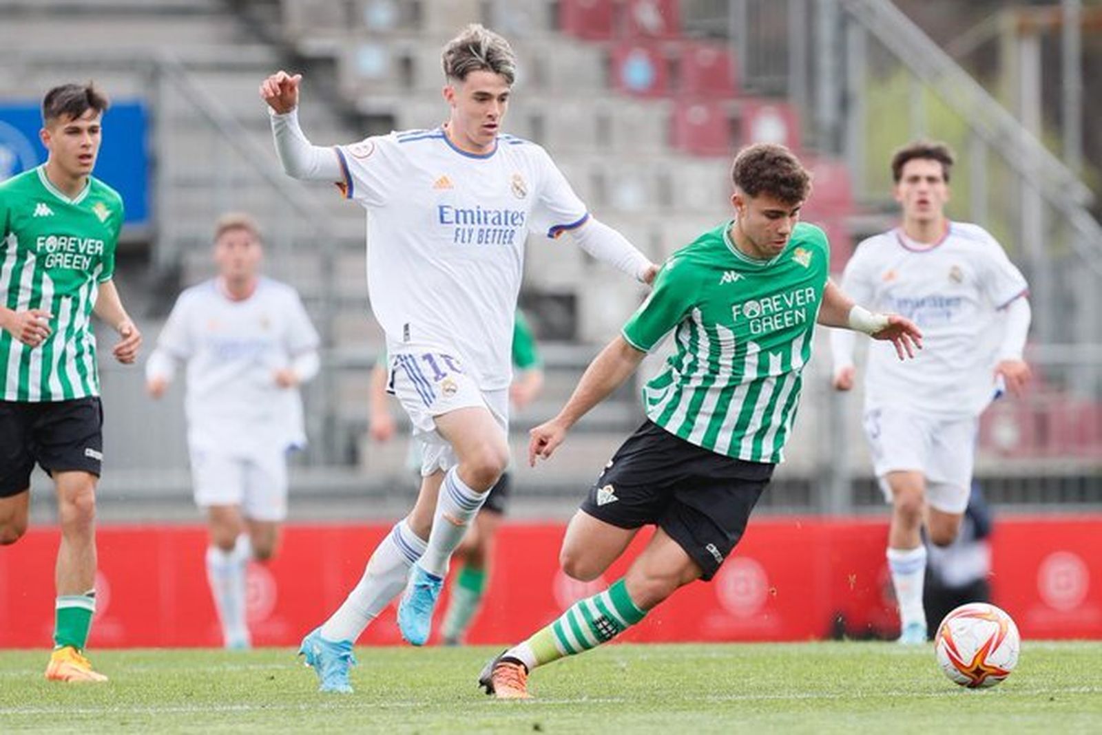 Marcos Fernández conduce la pelota ante Iglesias.