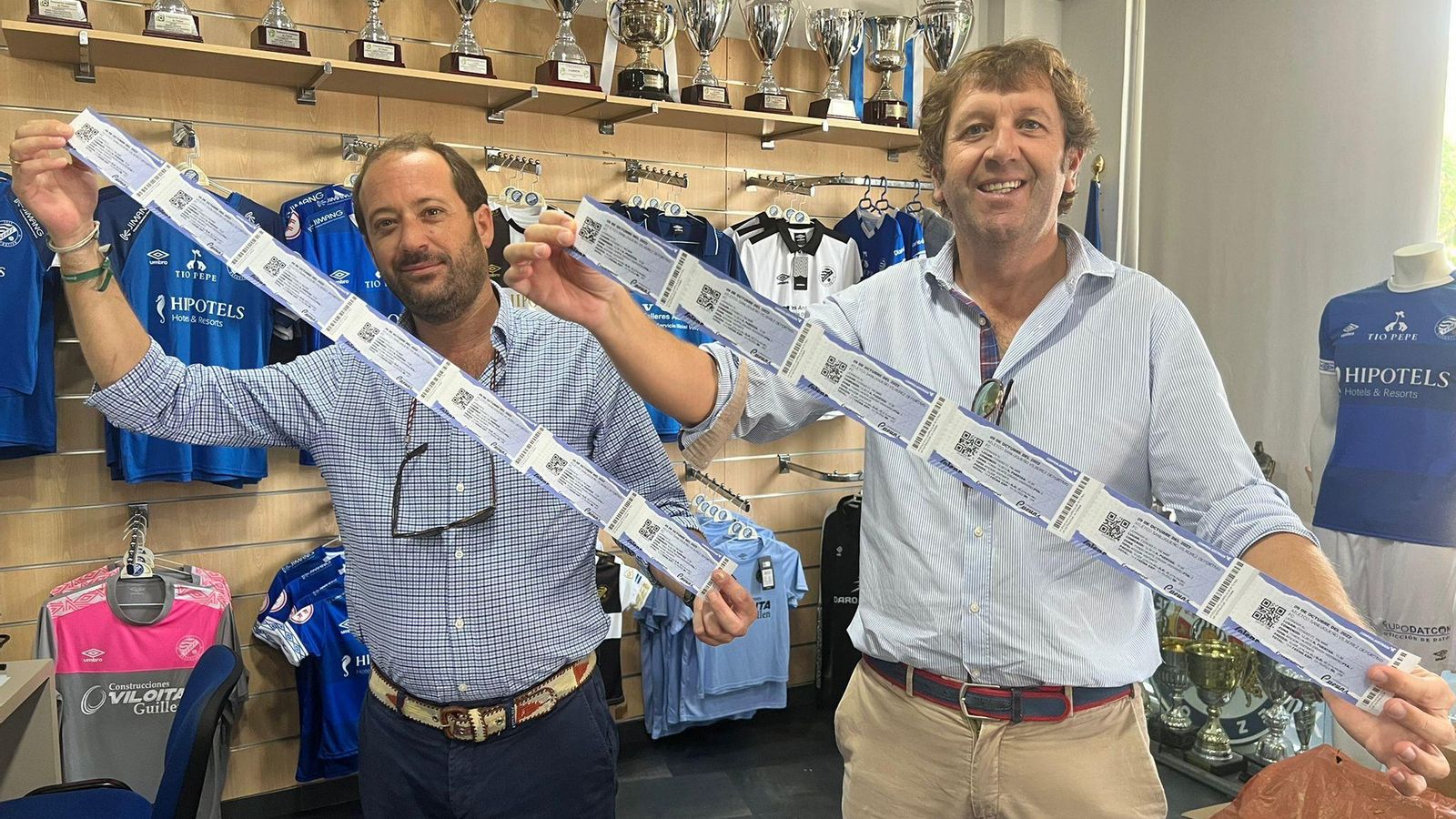 Dos seguidores azulinos muestran sus entradas para Sanlúcar.