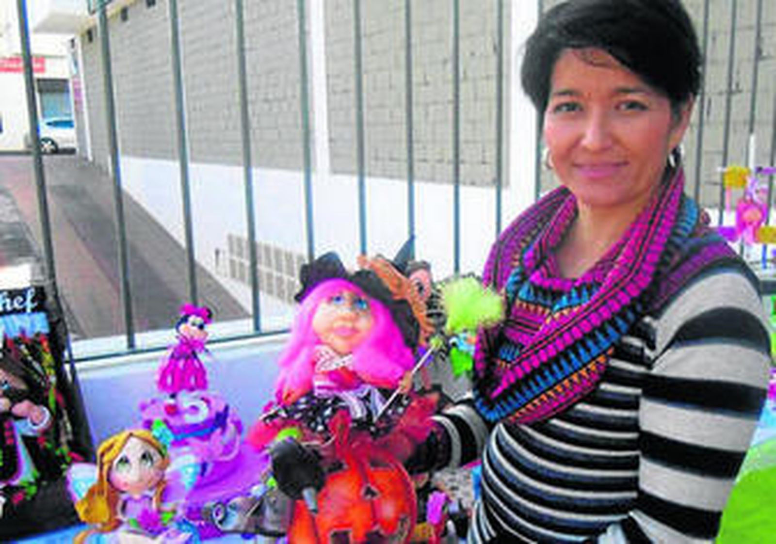 Claudia Criado durante su exposición en la cafetería churrería Amanecer.