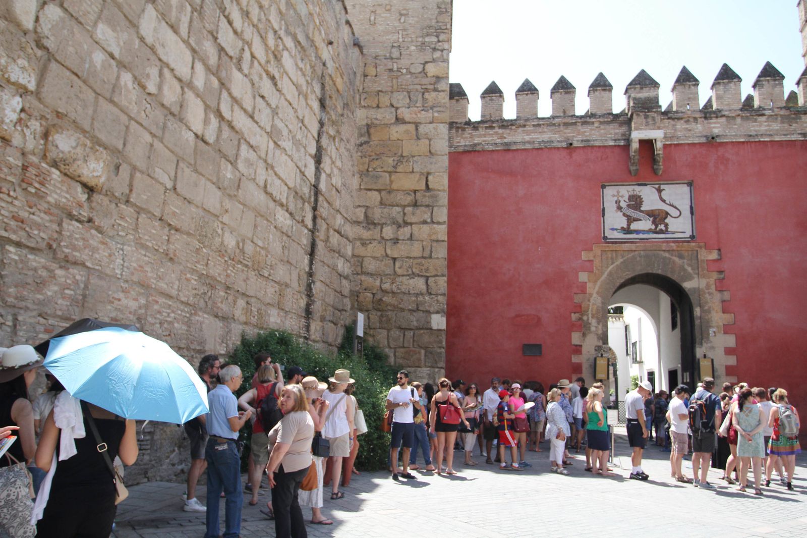 Turistas hacen cola para visitar el Alcázar.