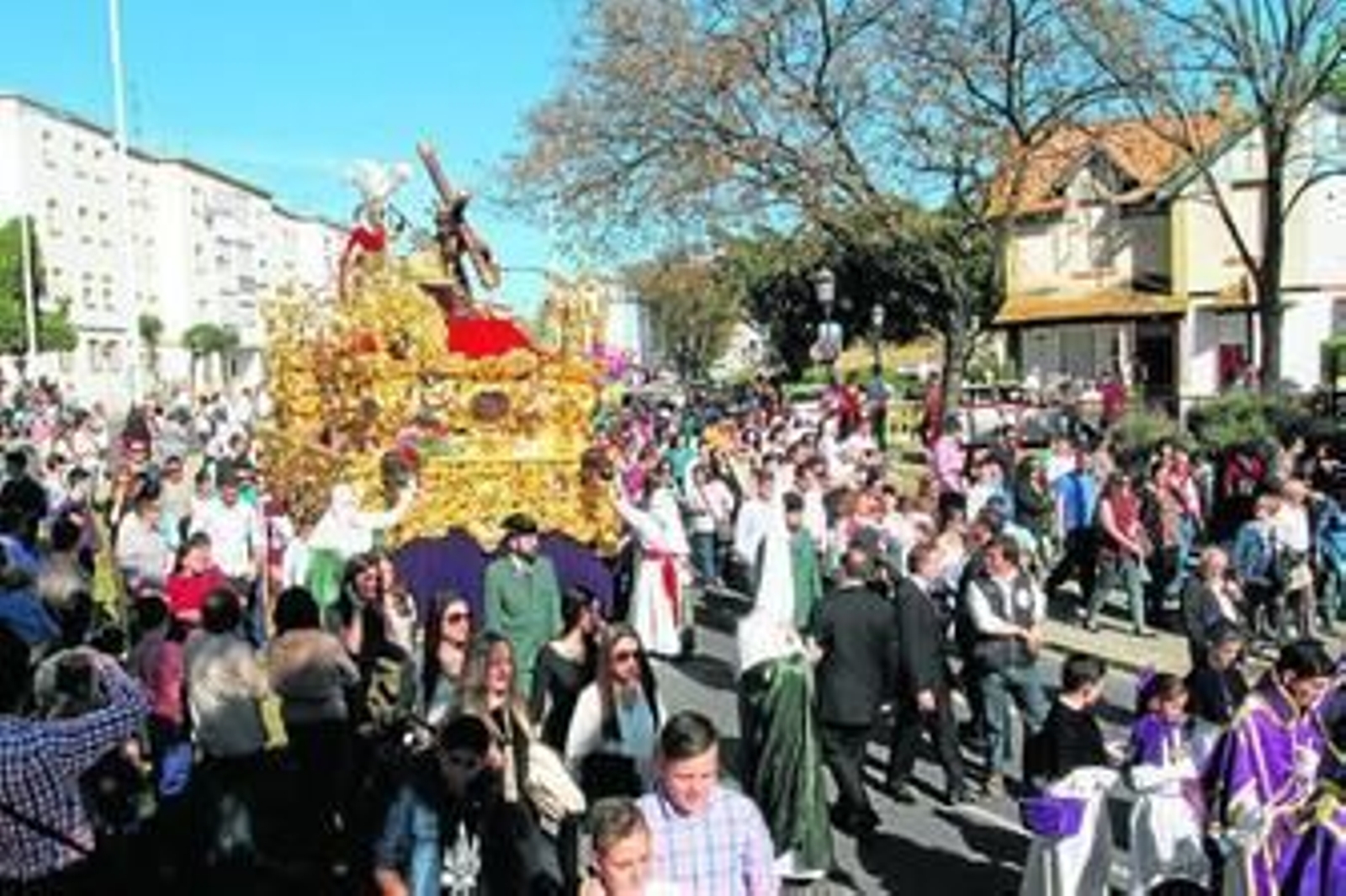 Espléndida imagen del Señor de las Tres Caídas pasando al lado del Barrio Obrero.