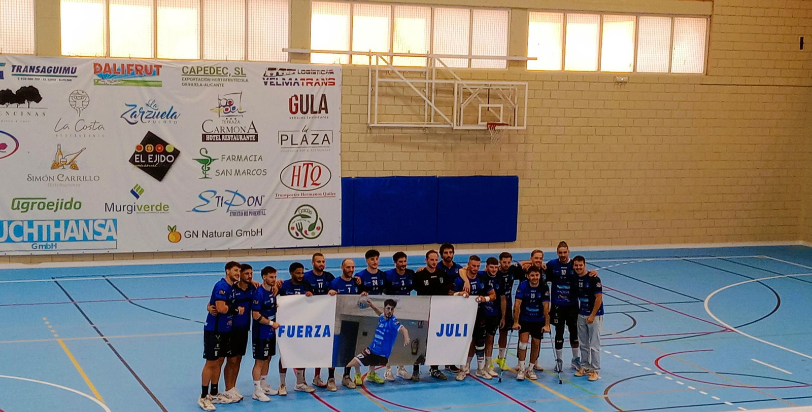 Los jugadores del conjunto canterano-sureño muestran una pancarta de apoyo a su compañero lesionado.