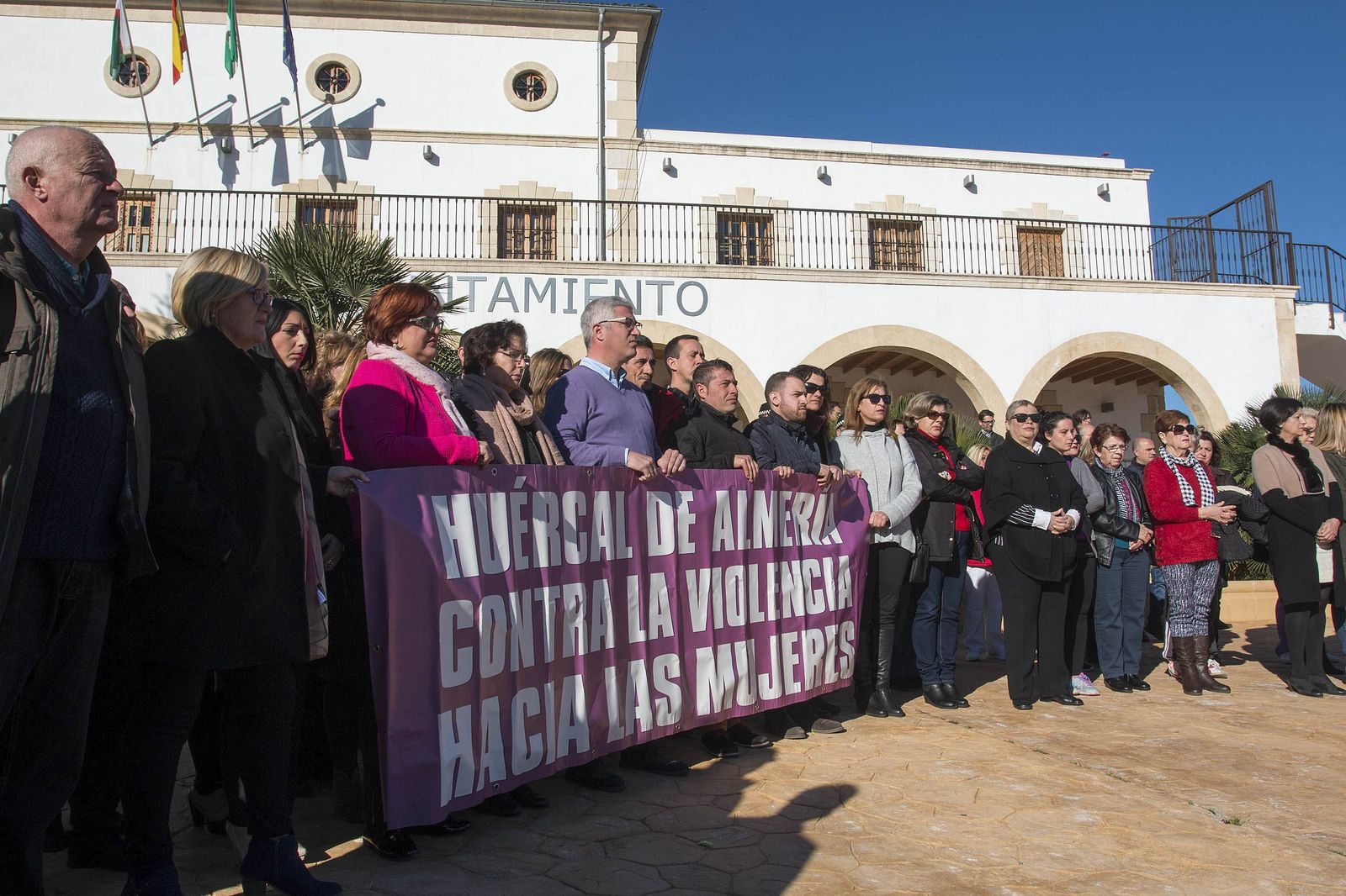 Minuto de silencio en Huércal de Almería para condenar la muerte de Antonia.