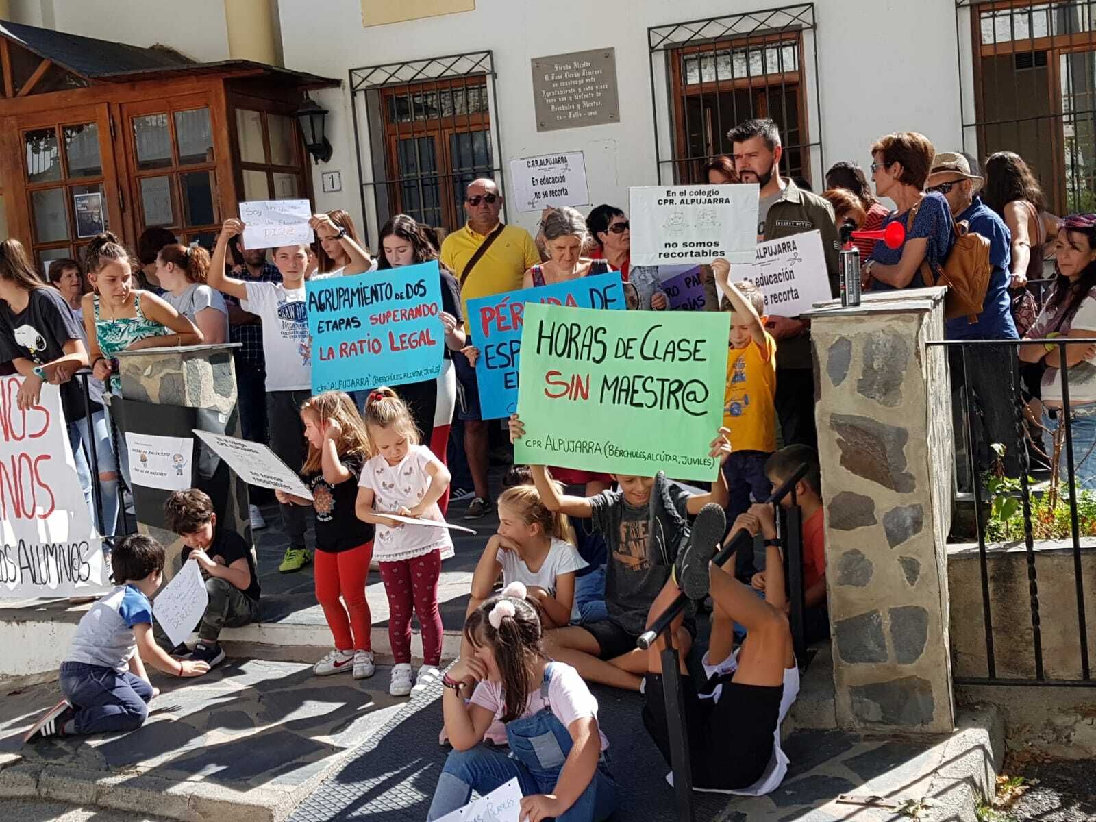 Concentración a las puertas del Ayuntamiento de Bérchules.
