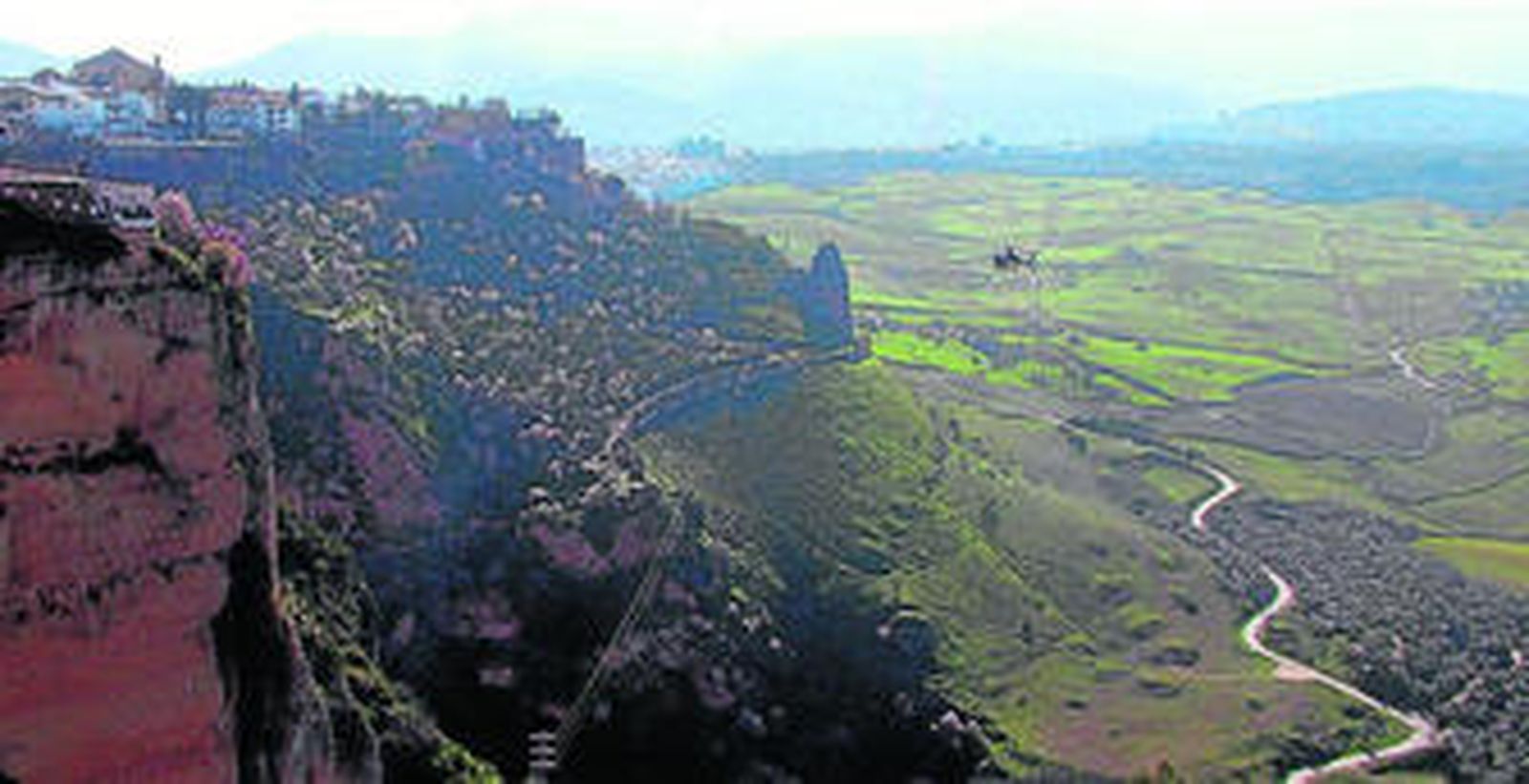 Un helicóptero de la Policía Nacional, peinando la Serranía de Ronda para tratar de localizar al joven de Puerto Real desaparecido.