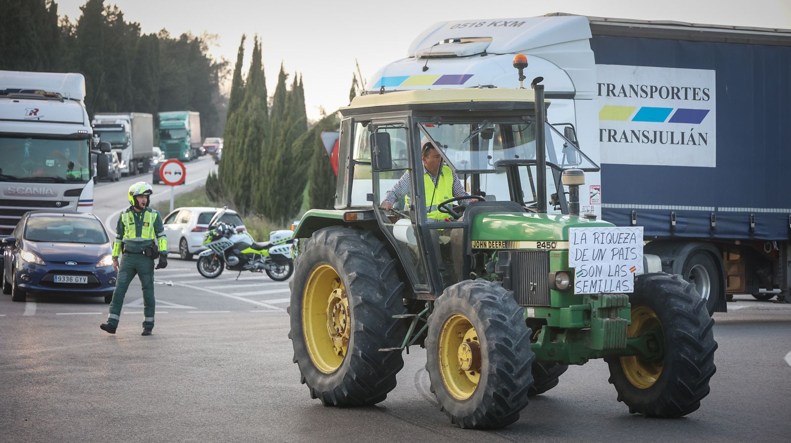 Caos en la cartuja para entrar y salir de Jerez