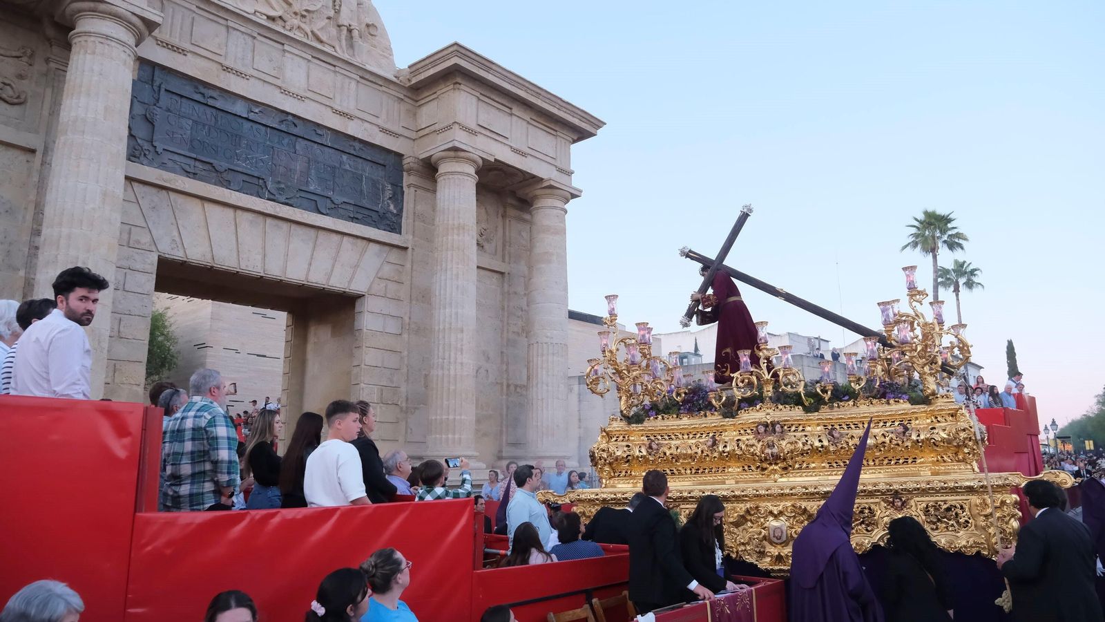 Nuestro Padre Jesús del Calvario, a su entrada a la carrera oficial.