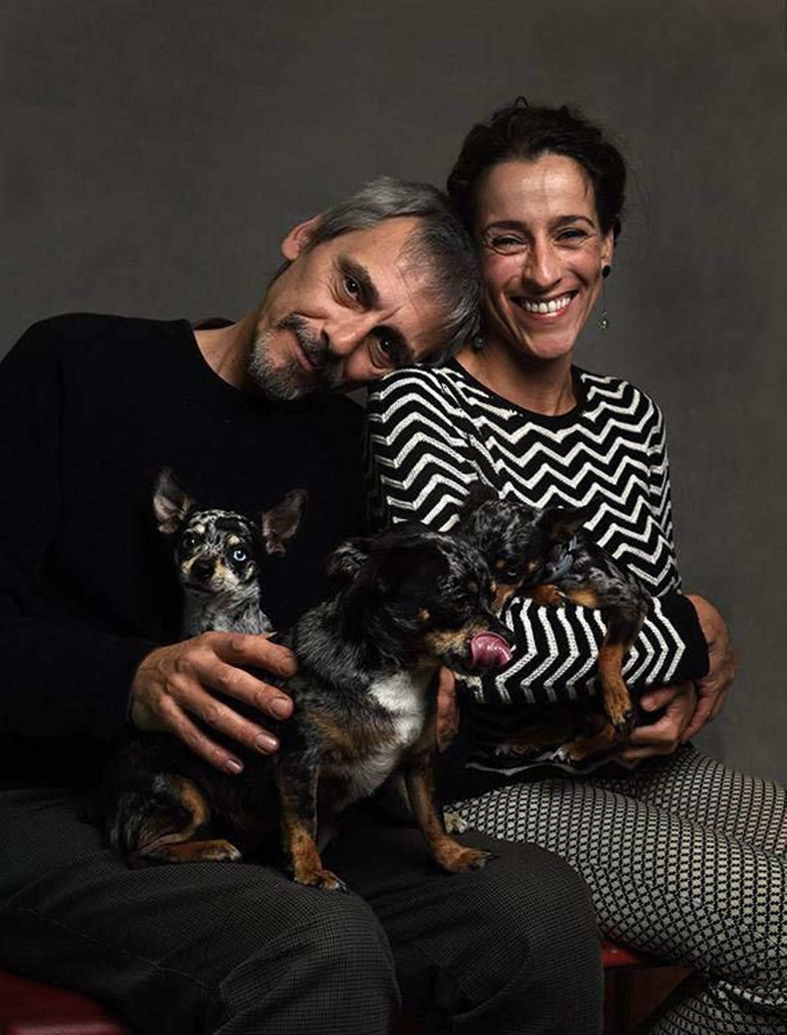 Luis Quintero y Mercedes Erice, en una imagen familiar con sus perros.