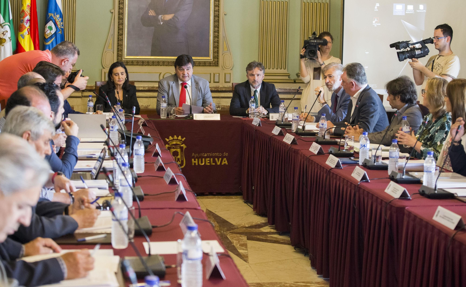 Una de las últimas reuniones de la Mesa de los Fosfoyesos celebrada en el salón de plenos del Ayuntamiento de Huelva.