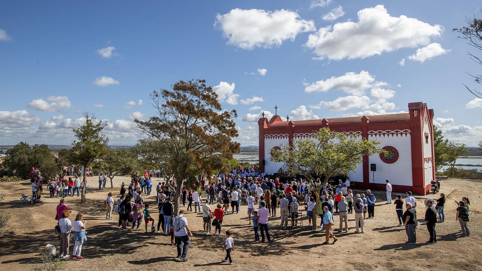 Isleños en las proximidades de la ermita, en el día del Cerro.