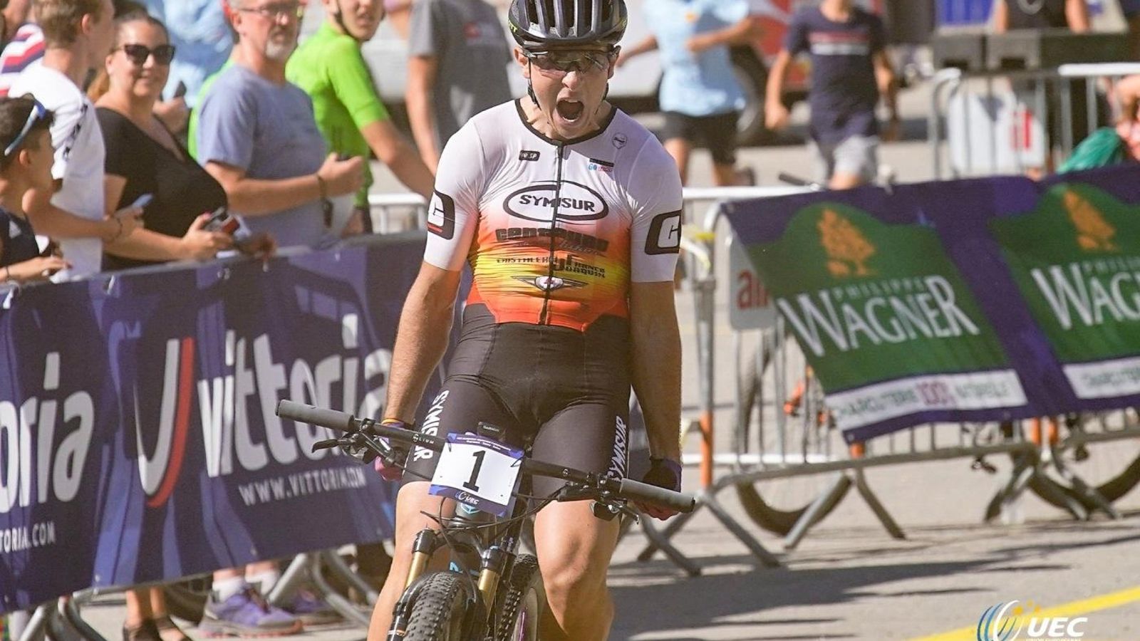 Hugo cruza la meta y celebra con rabia su triunfo.