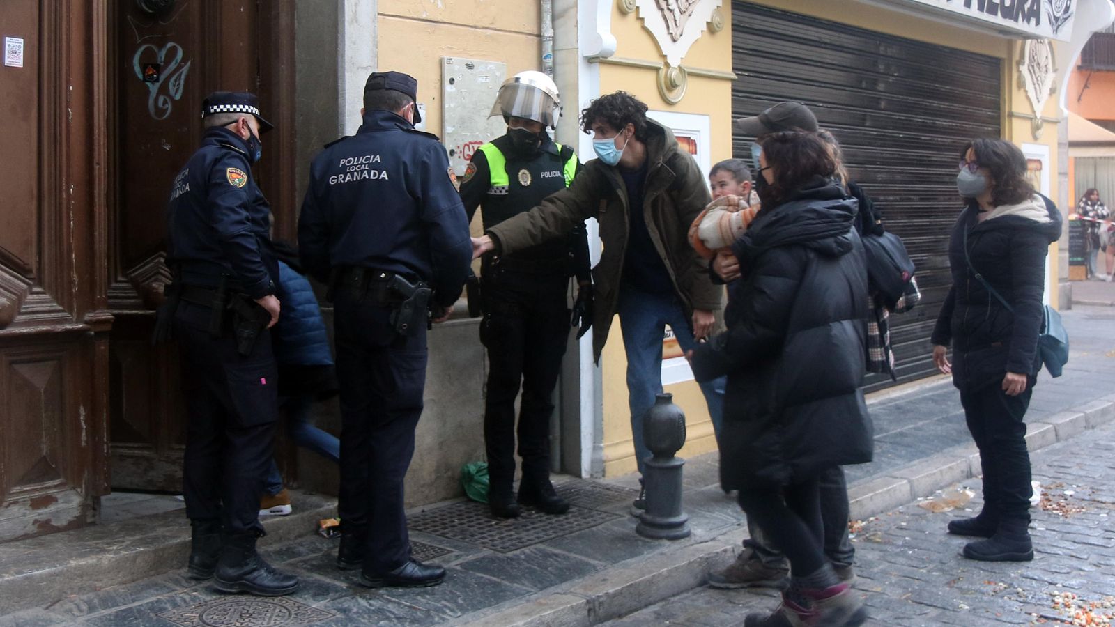 Los agentes identifican a varias familias con sus hijos