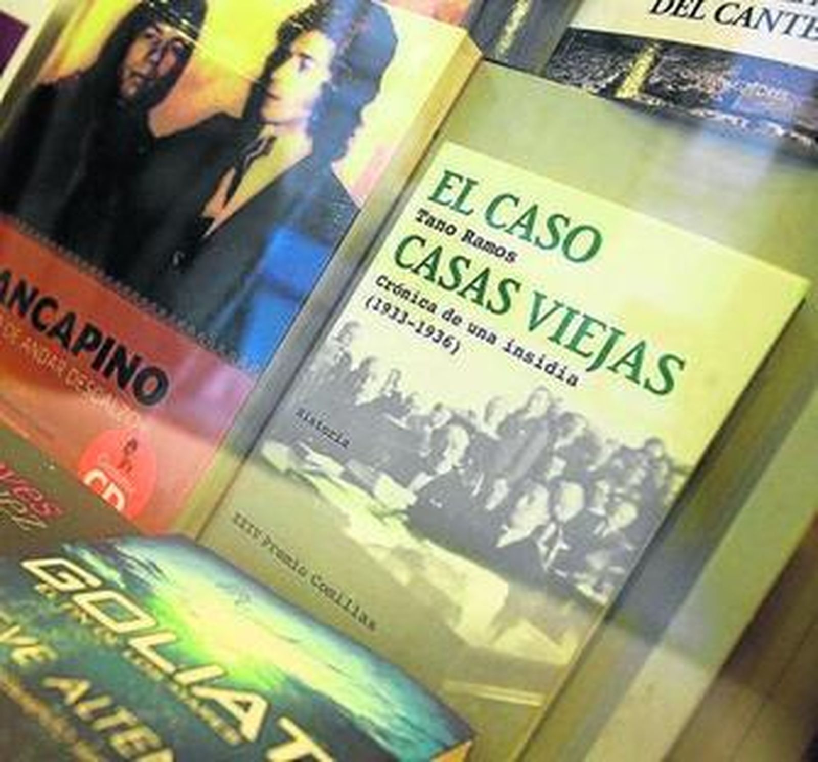 La obra de Tano Ramos en el escaparate de una librería gaditana.