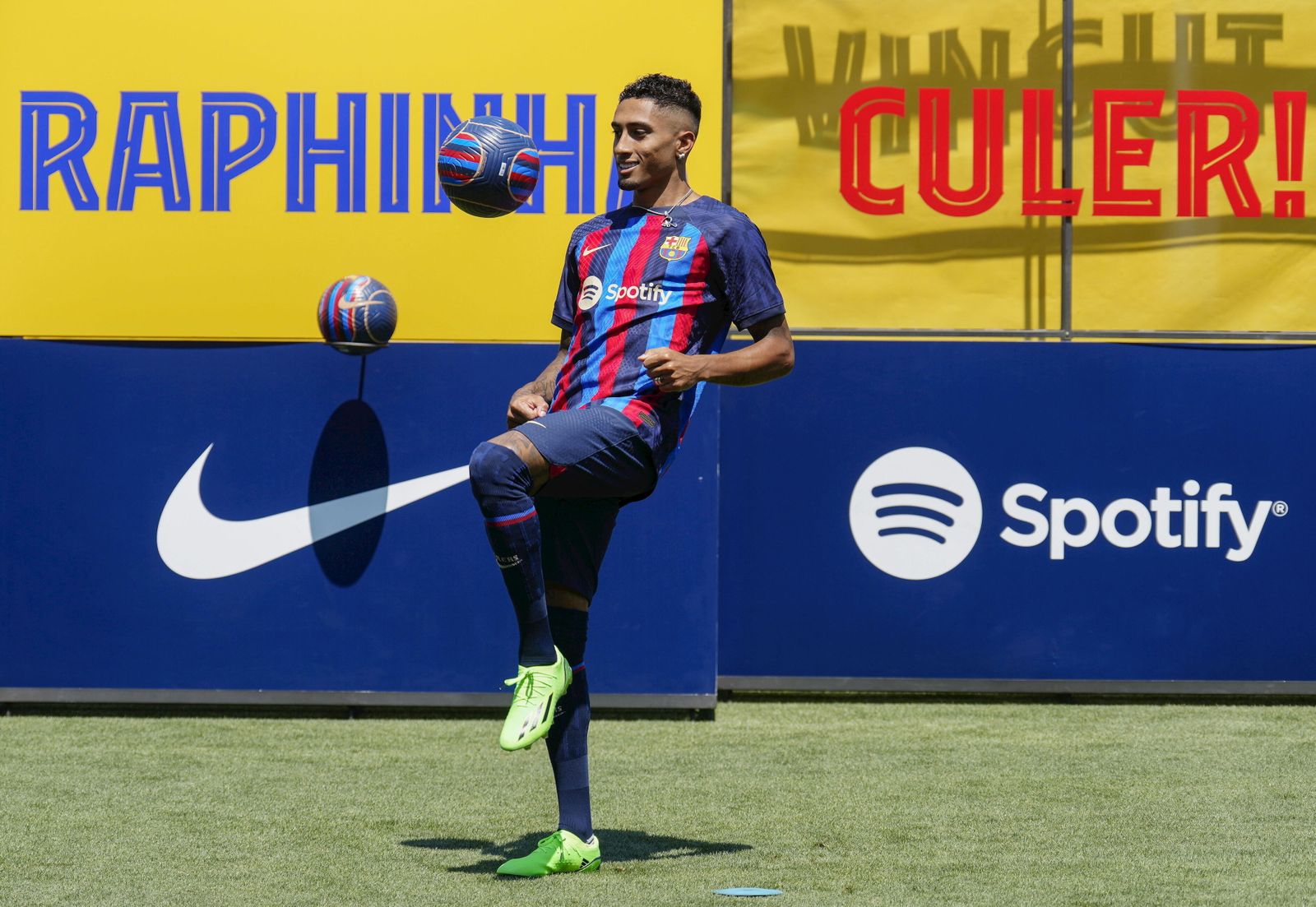 Raphinha da toques al balón vestido con los colores del Barcelona.