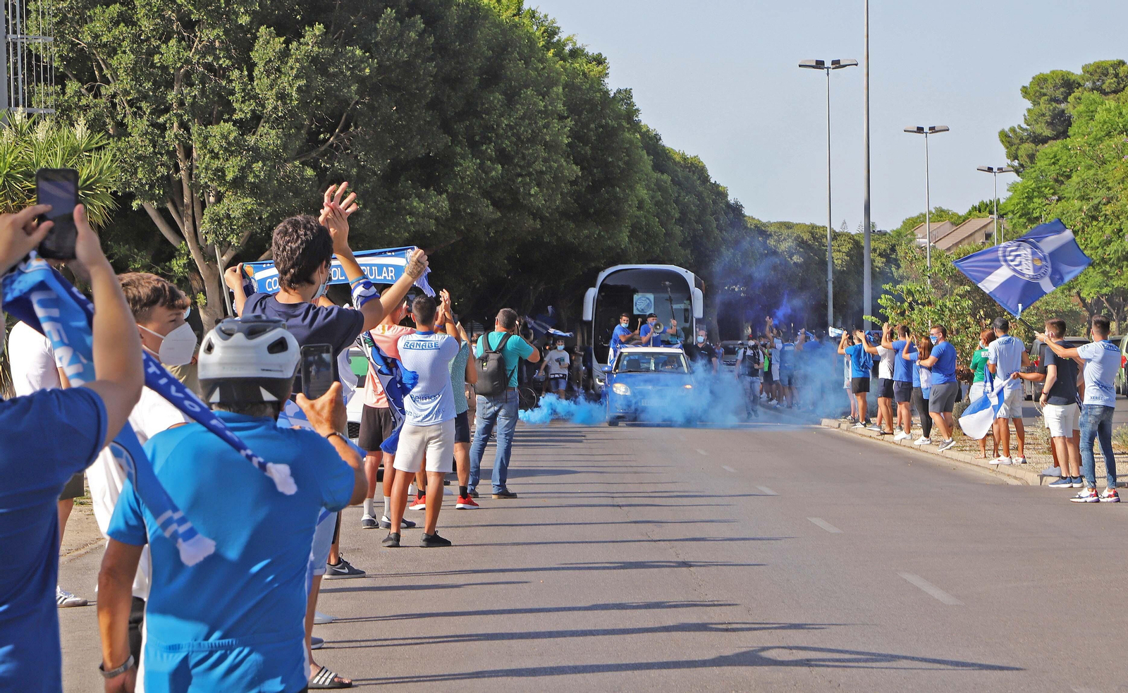 Los aficionados del Xerez DFC despiden al equipo en la salida hacia Marbella