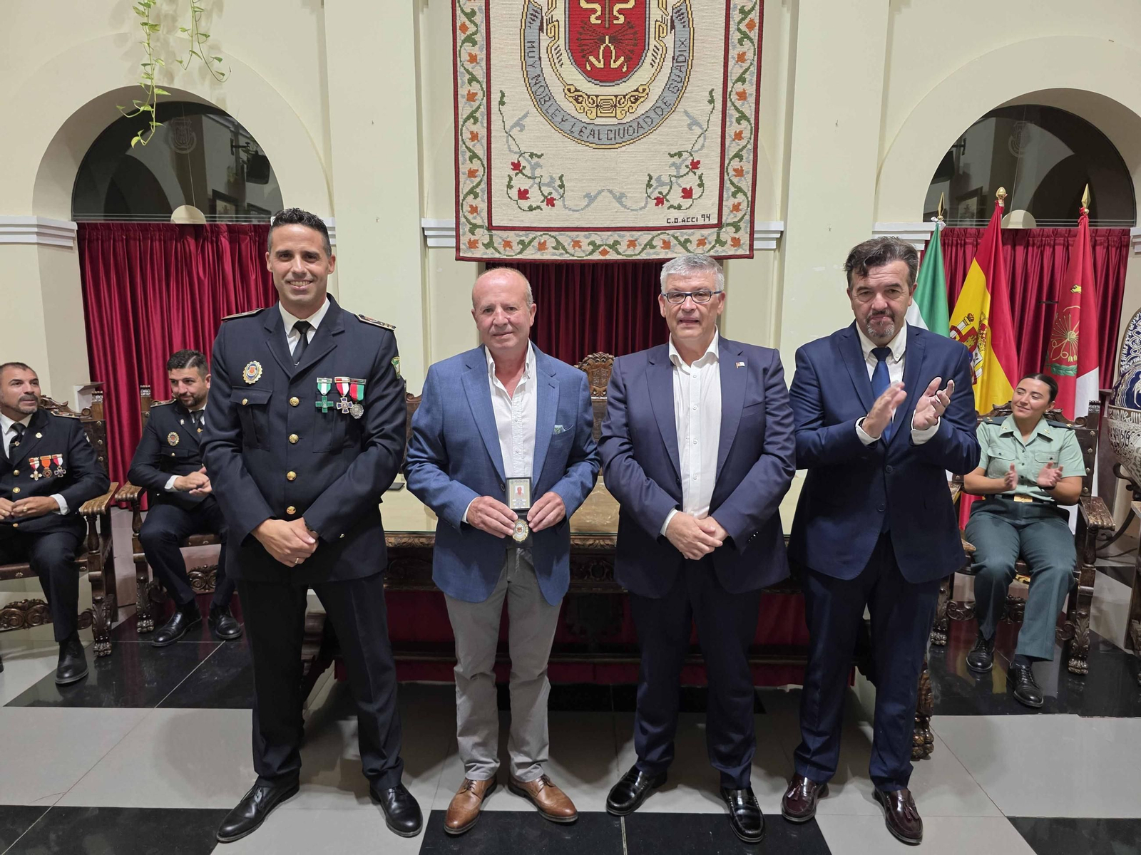 Fotos: La Policía Local de Guadix celebra la festividad de su patrón y reconoce a los agentes jubilados