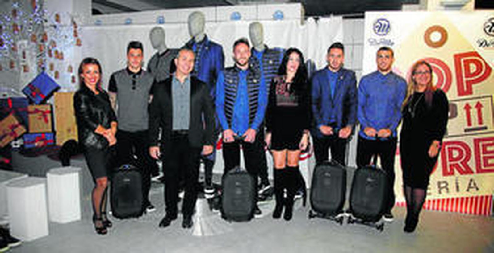 Ximo, José Ángel, Iago y Fran Vélez fueron los encargados ayer de vestir la nueva ropa de viaje del equipo almeriense.