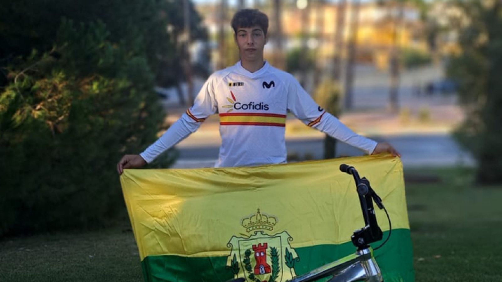 David Mendoza, con la bandera de Los Barrios.