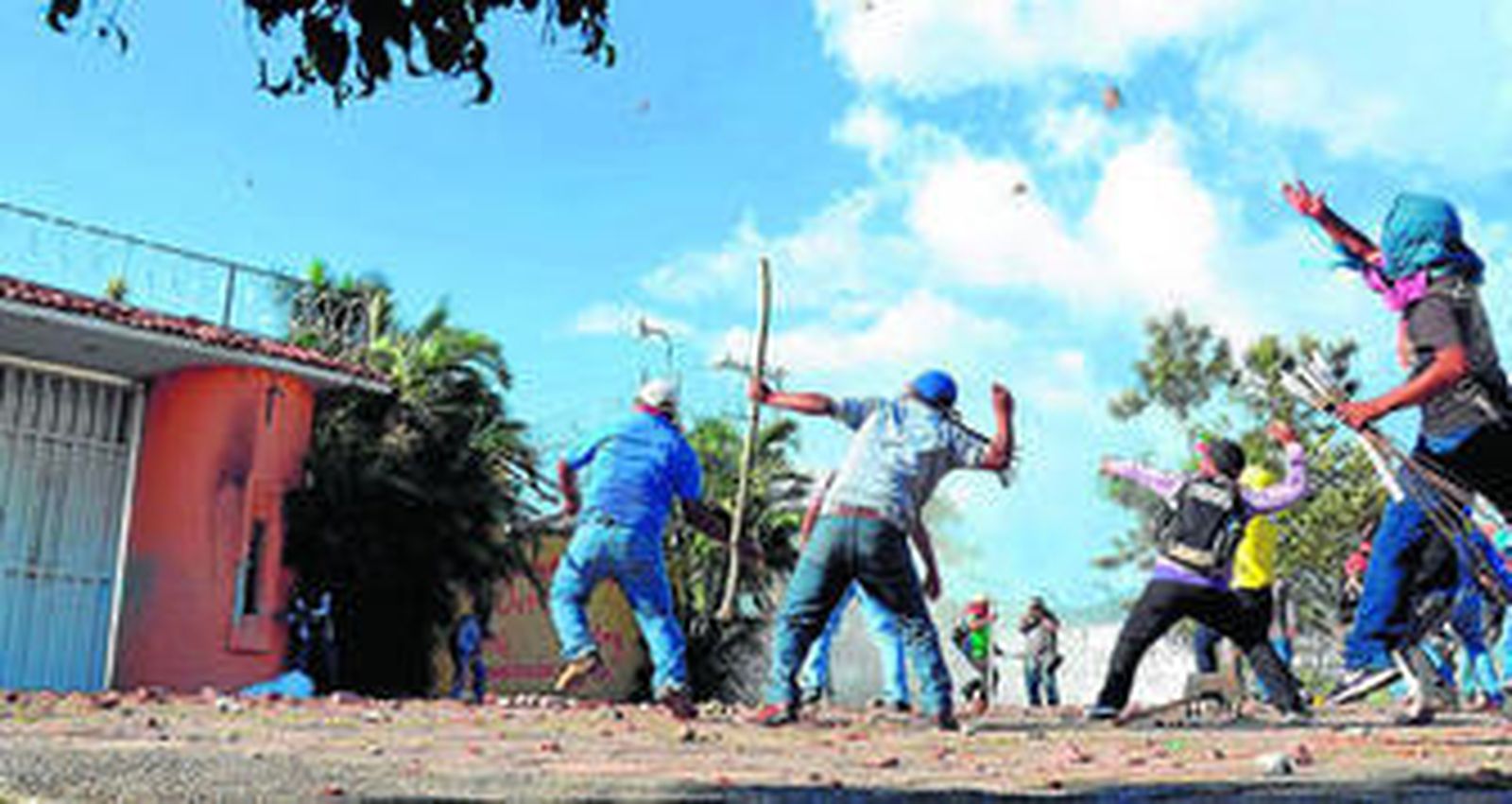 Estudiantes y profesores atacaron el miércoles la casa del gobernador del Estado de Guerrero en Chilpancingo.