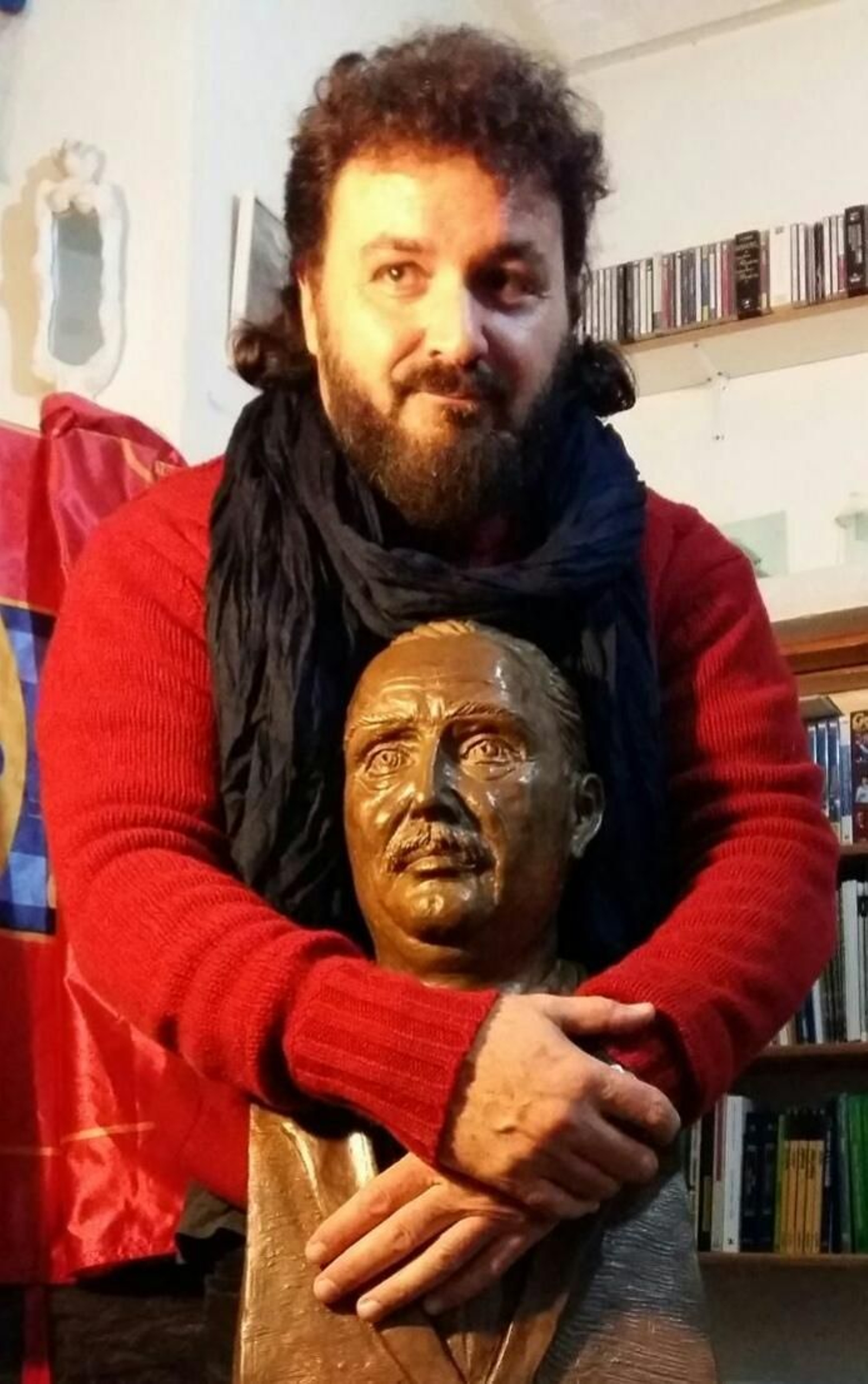 José Luis Tellado, con su obra.