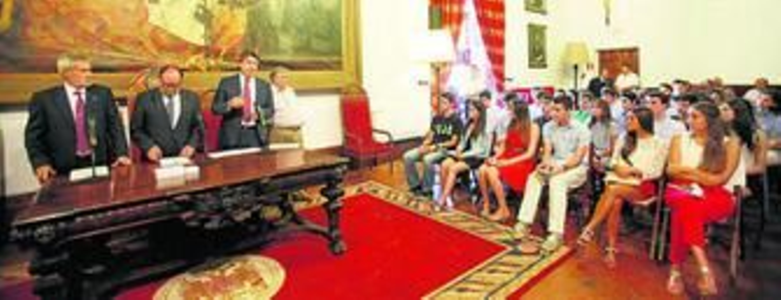 Momento del acto en el que José Torrente se dirige a los alumnos pre universitarios.