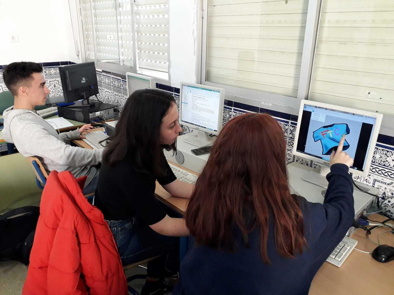 Alumnos del IES Bezmiliana trabajando en el diseño del logotipo.