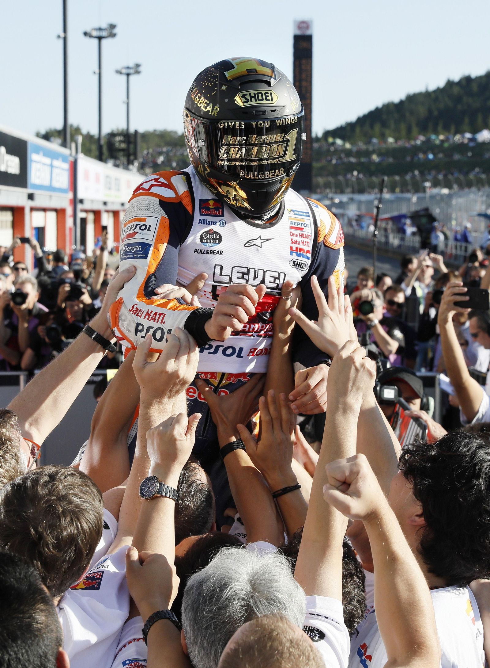 Márquez celebra su título