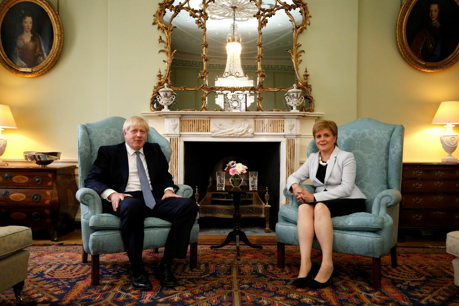 El primer ministro británico, Boris Johnson, posa con la ministra principal de Escocia, Nicola Sturgeon, este lunes en Edimburgo.