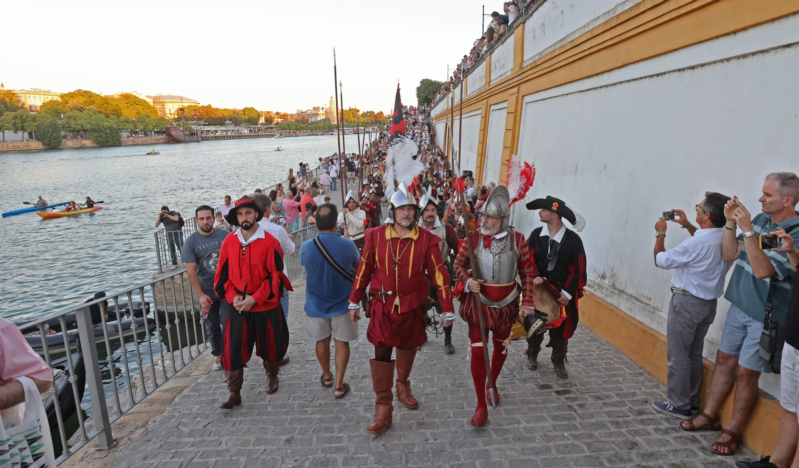 DESEMBARCO DE 18 ACTORES REPRESENTANDO A ELCANO Y ESCOLTADOS POR EL TERCIO DE OLIVARES