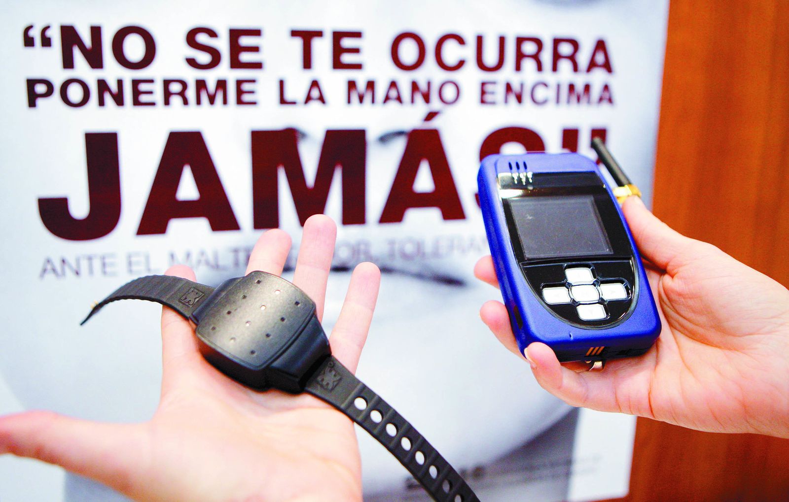 A la izquierda, el brazalete que el agresor debe llevar en la pierna; a la derecha, el dispositivo que porta la víctima.