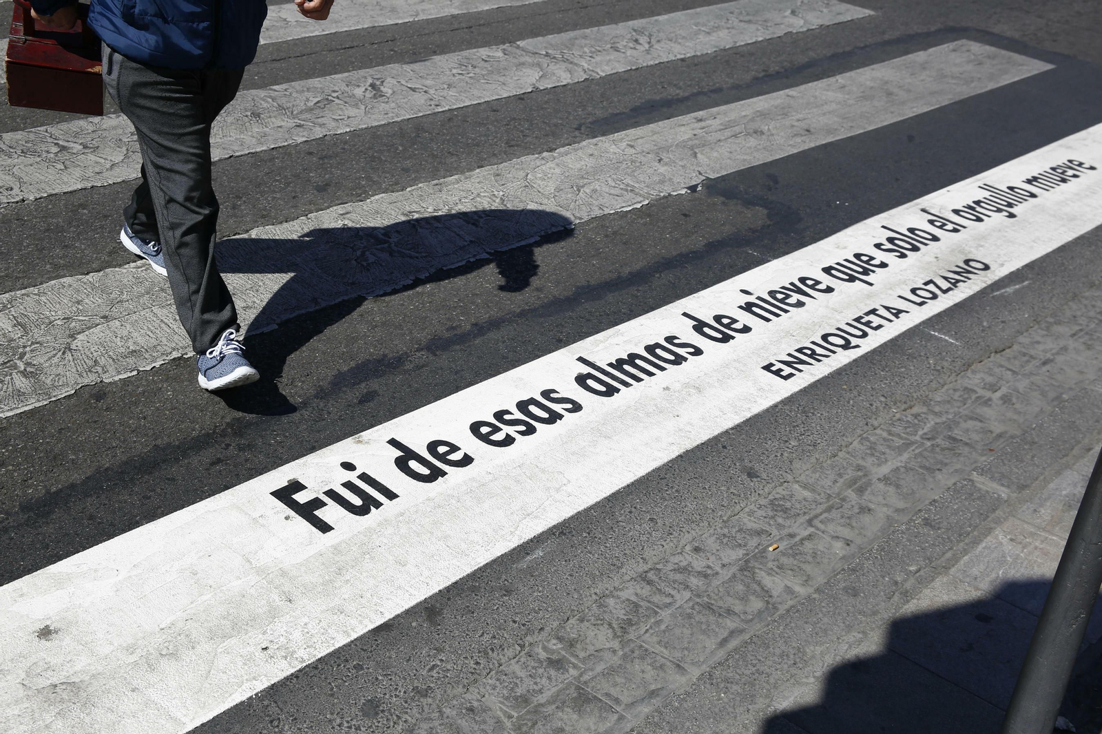 Granada llena de versos sus pasos de cebra en el Día Mundial de la Poesía