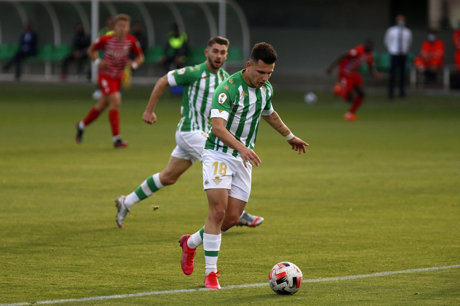 Juan Serrano, en un partido con el Betis Deportivo. Juan Serrano, en un partido con el Betis Deportivo.