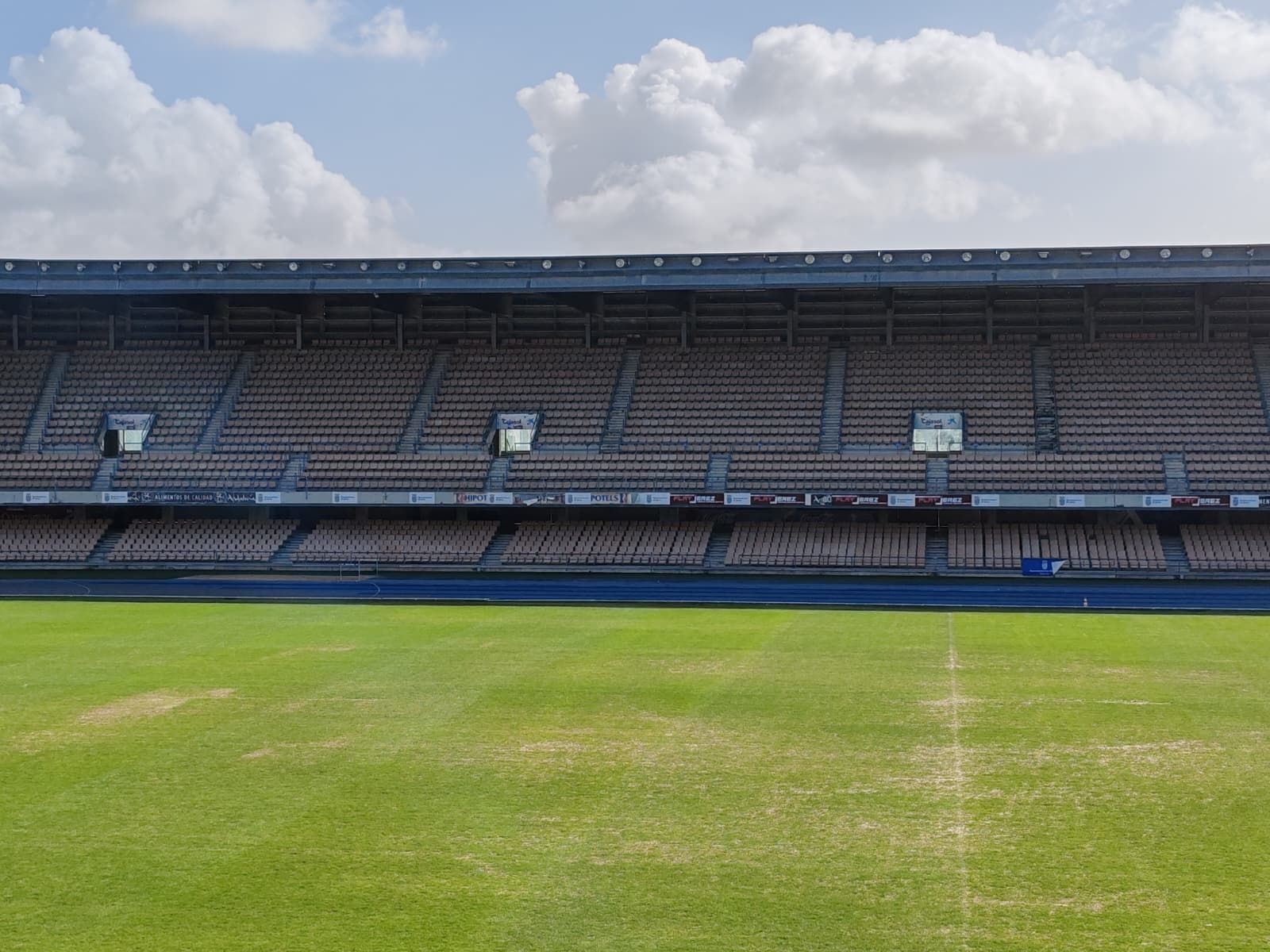 El césped, algo mejor que semanas atrás.