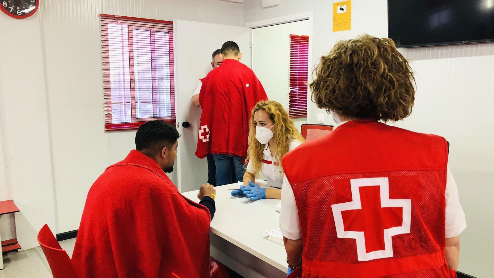 Recepción de los inmigrantes por los voluntarios de Cruz Roja en el Puerto