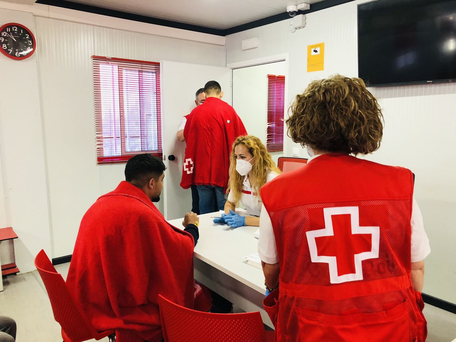 Recepción de los inmigrantes por los voluntarios de Cruz Roja en el Puerto