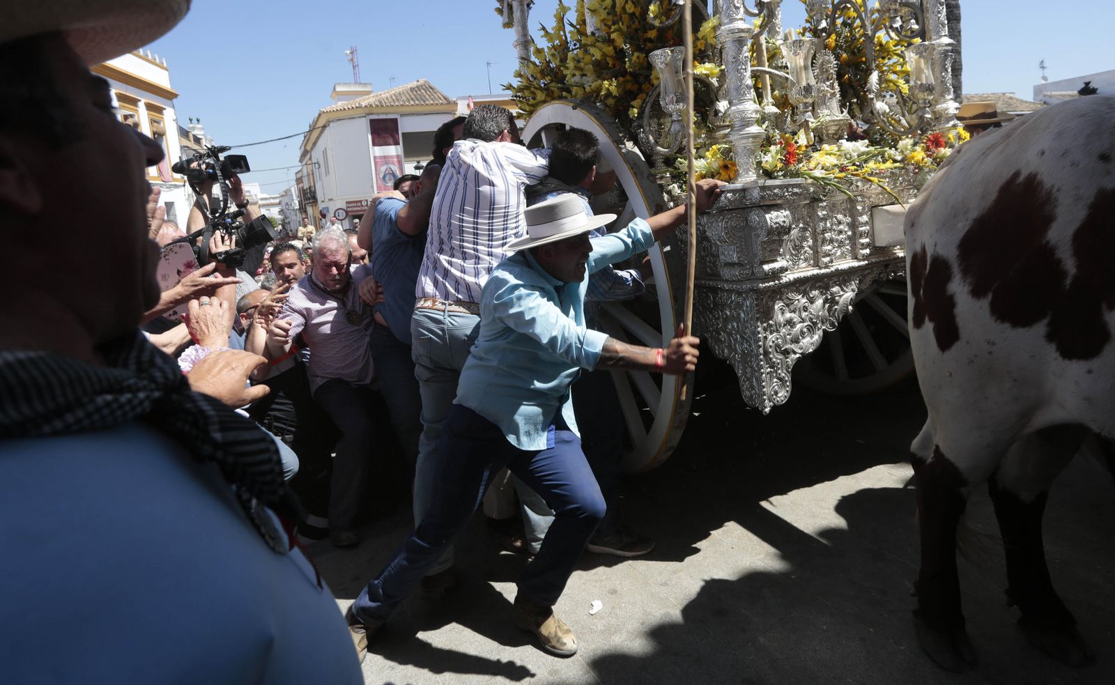 Paso de las hermandades por Villamanrique