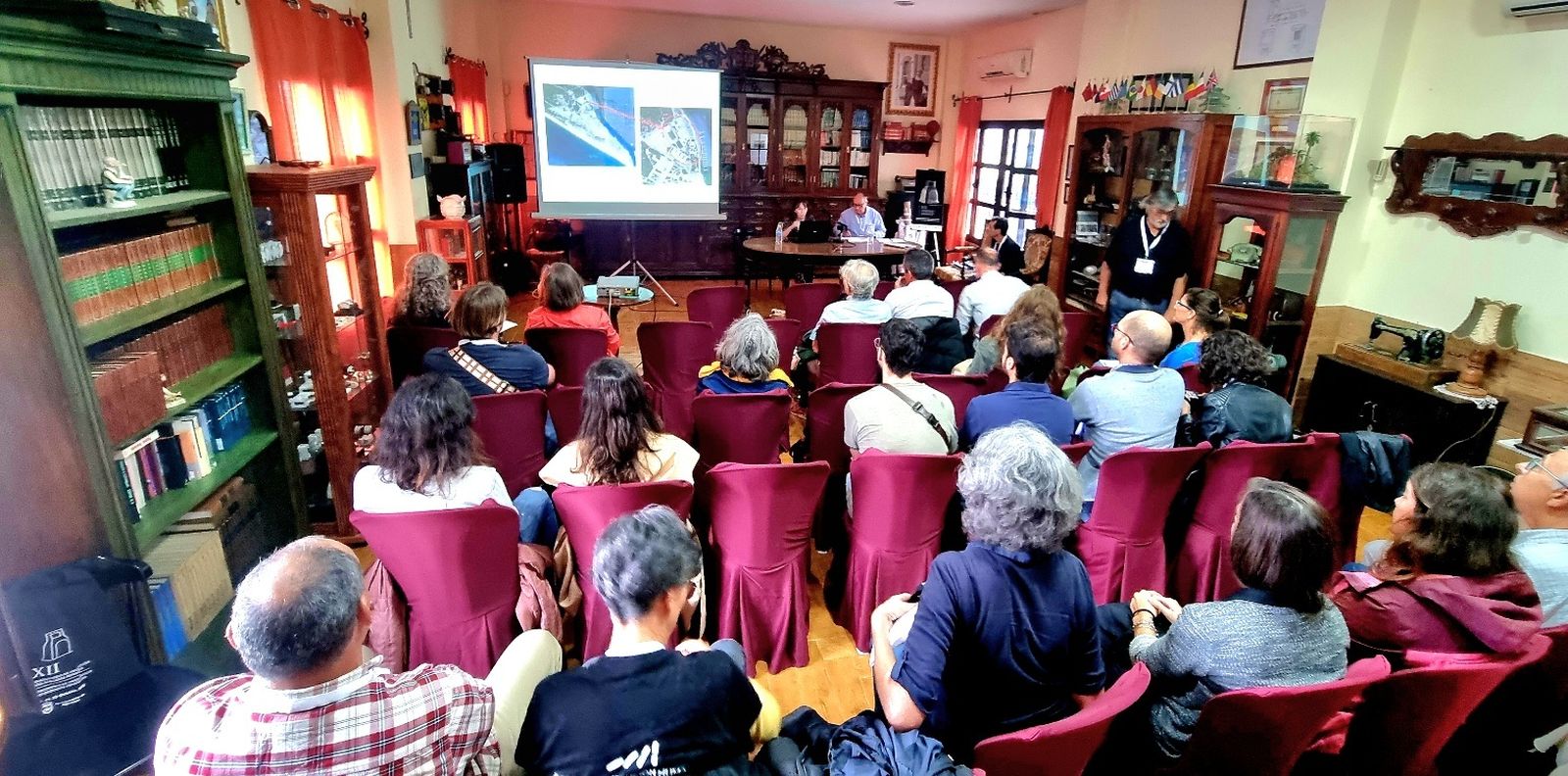 Conferencia en el casino minero de Corrales.