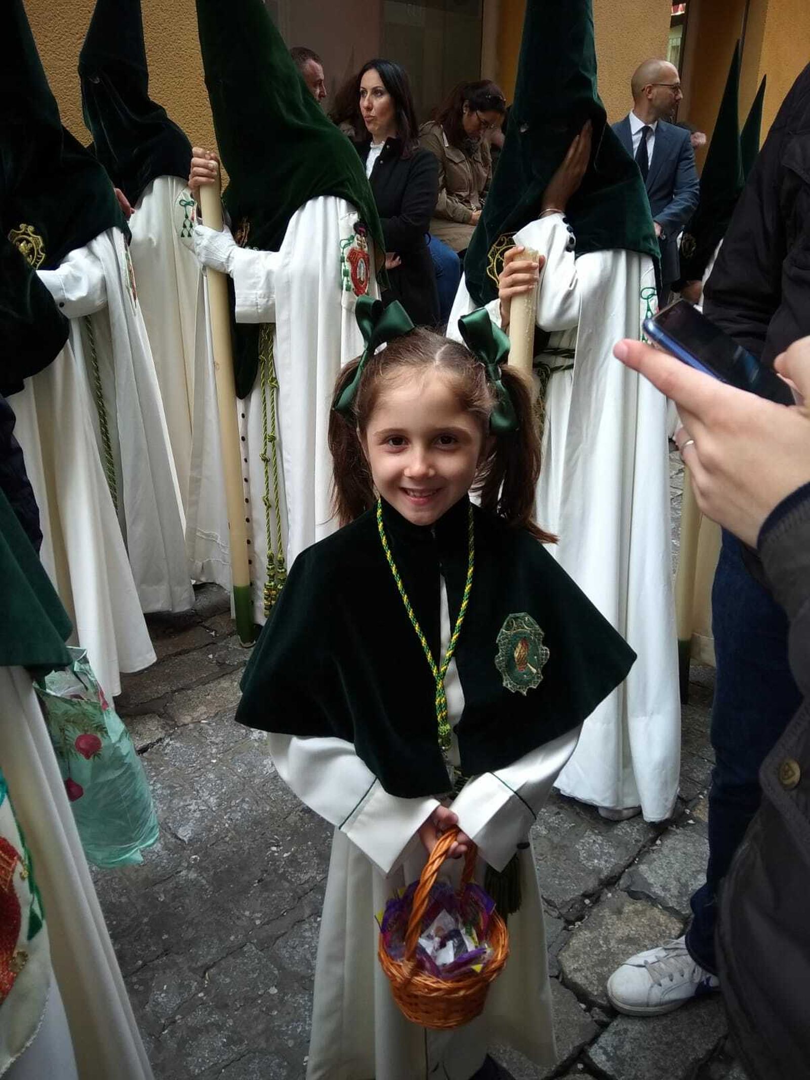Alejandra saliendo de monaguilla en la Macarena en 2019.