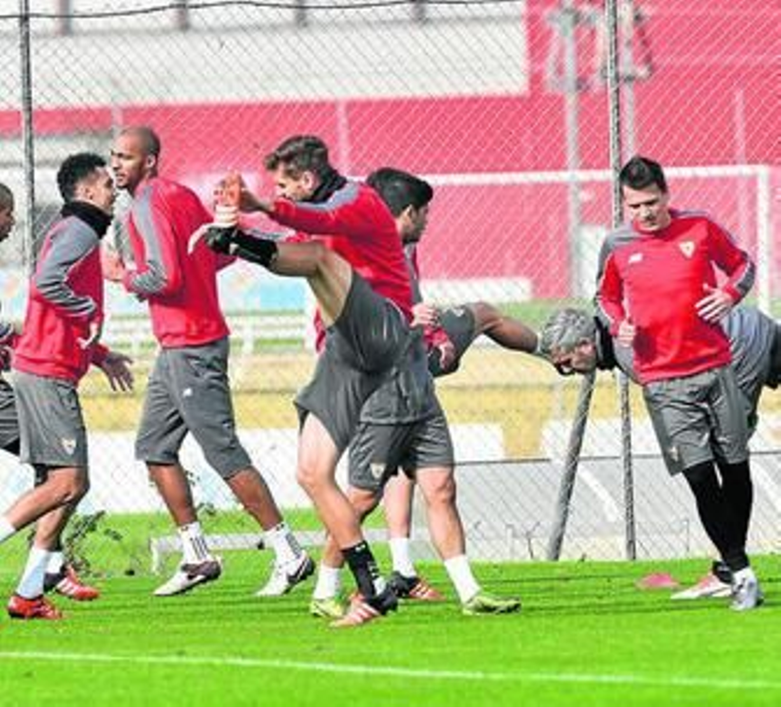 Varios futbolistas del Sevilla se ejercitan en la cuidad deportiva.