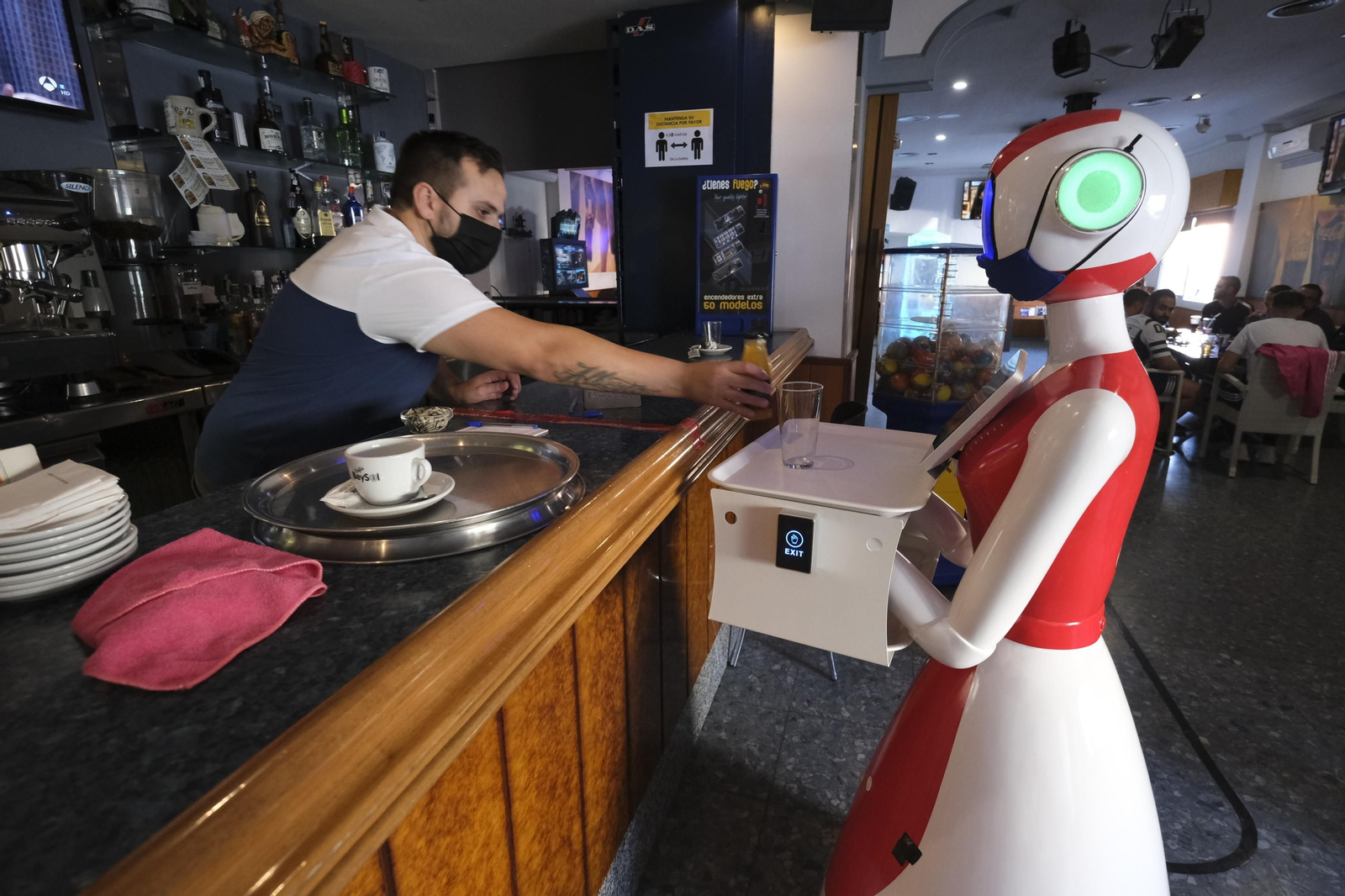 Fotogalería de Herbelita, la robot camarera de El Alquián.