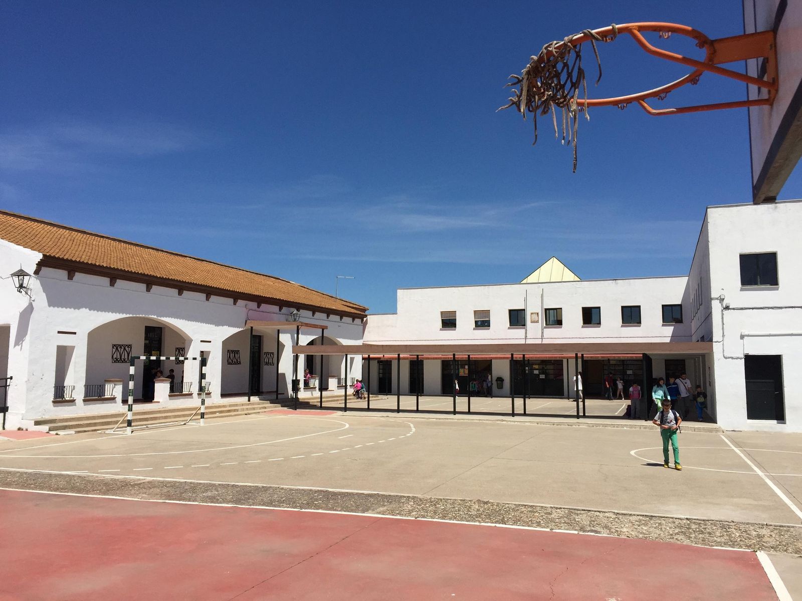 Patio del centro educativo montoreño.