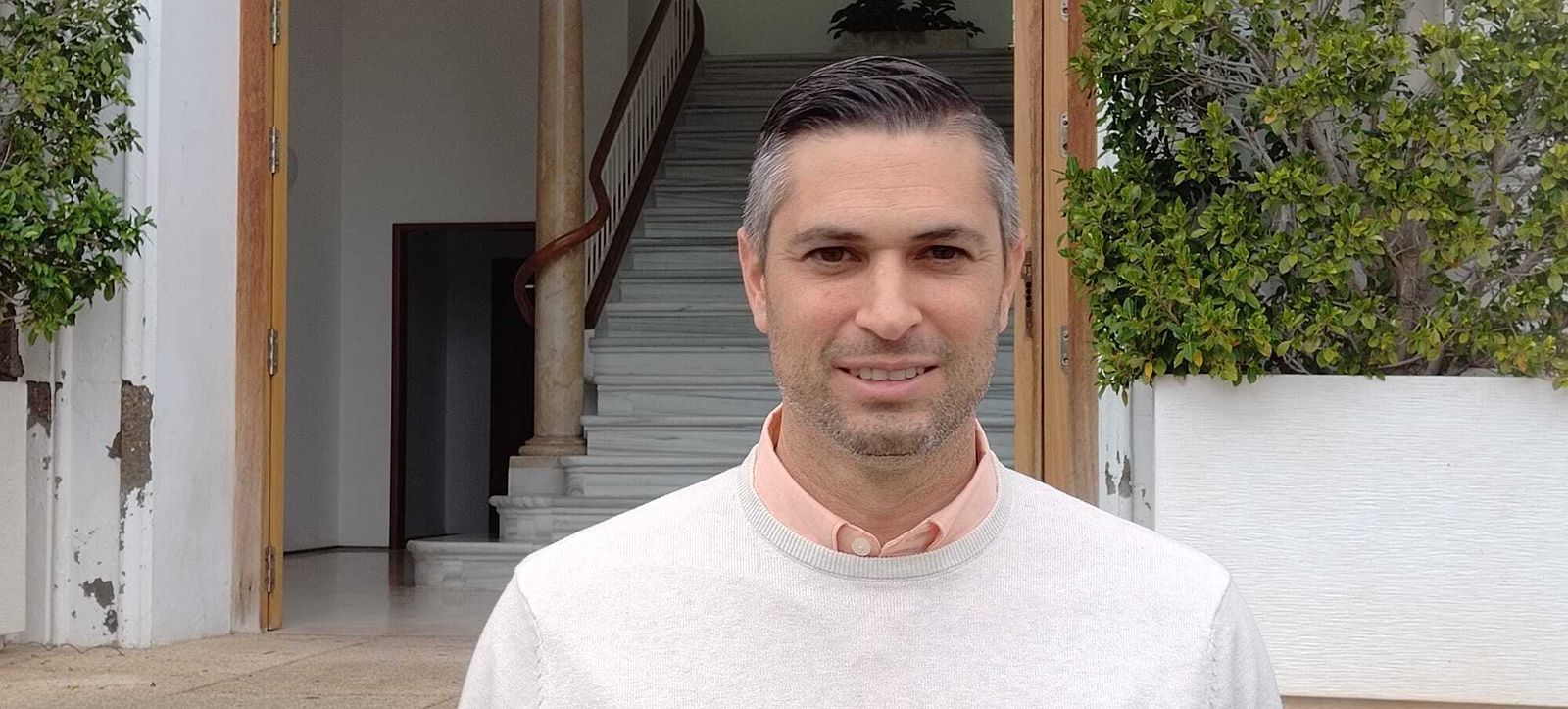 El nuevo secretario general de los socialistas portuenses, Ángel Mª González, a las puertas del Ayuntamiento.