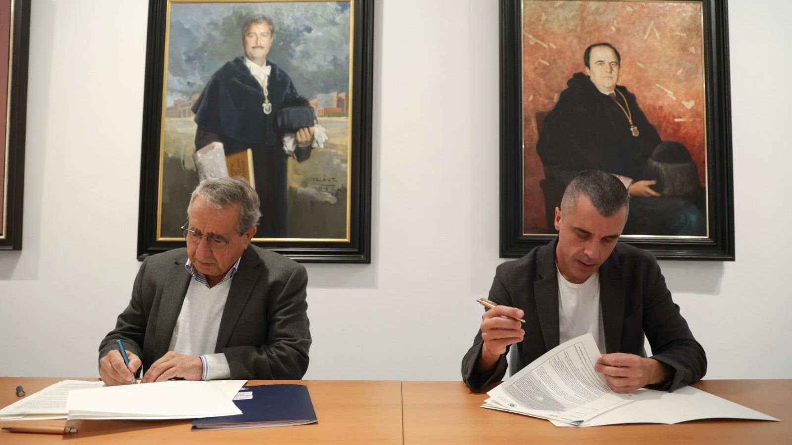 José Ángel Narváez y Bernardo Quintero firmando el nuevo convenio. José Ángel Narváez y Bernardo Quintero firmando el nuevo convenio.