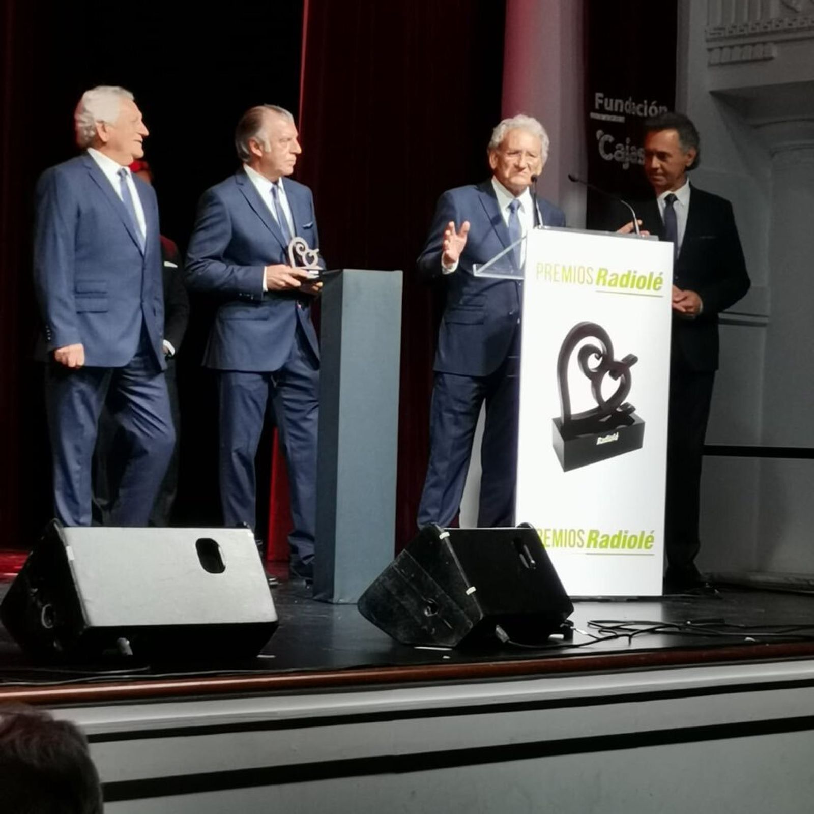 El grupo Amigos de Gines en el escenario de Radiolé