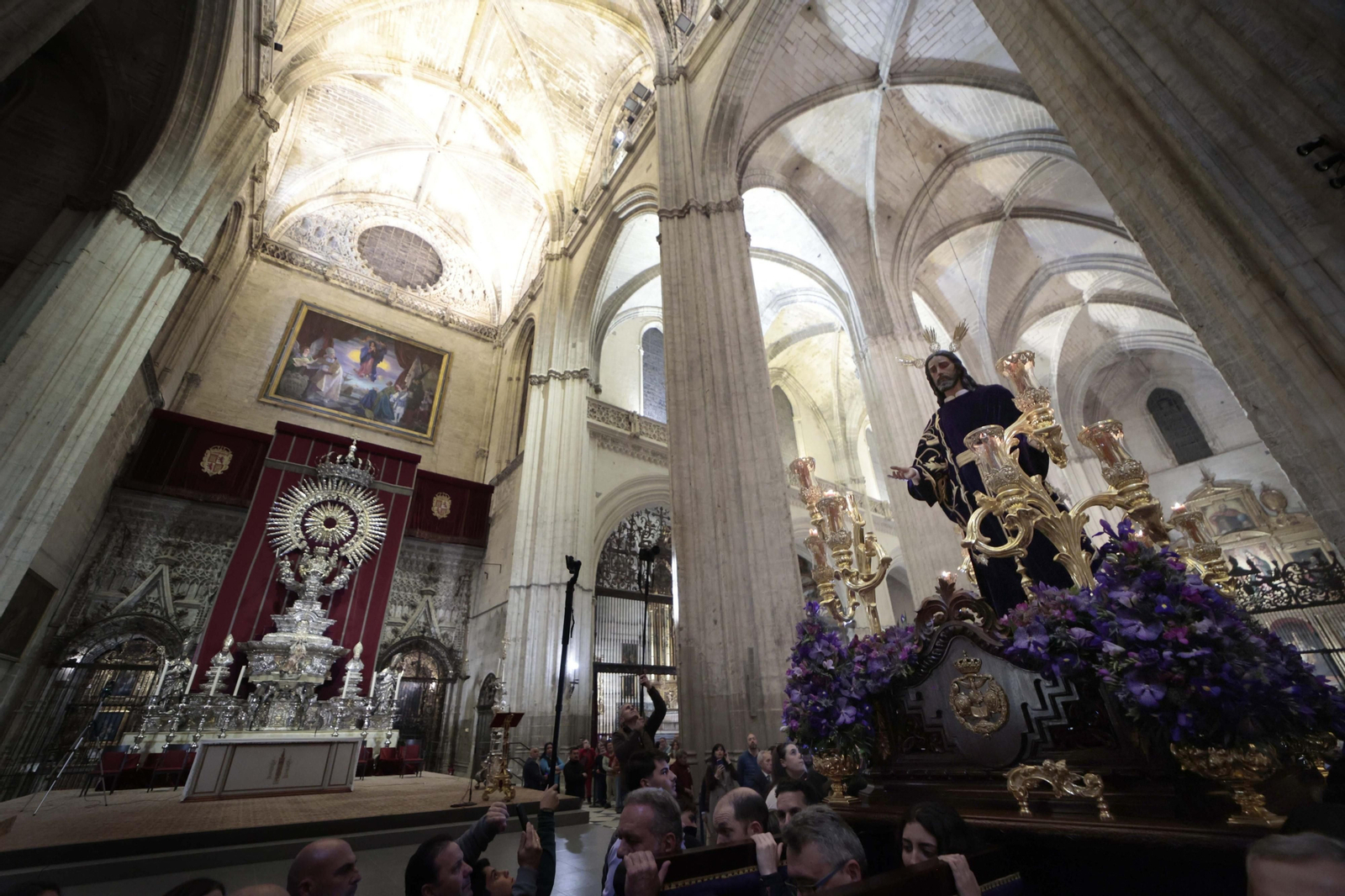 Las imágenes del viacrucis de las cofradías 2024