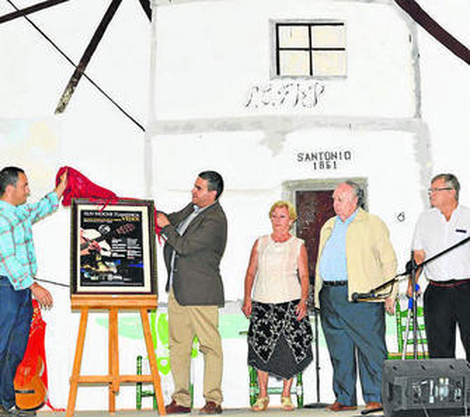El alcalde, José Ortiz, descubrió el cartel de la Noche Flamenca de Vejer.
